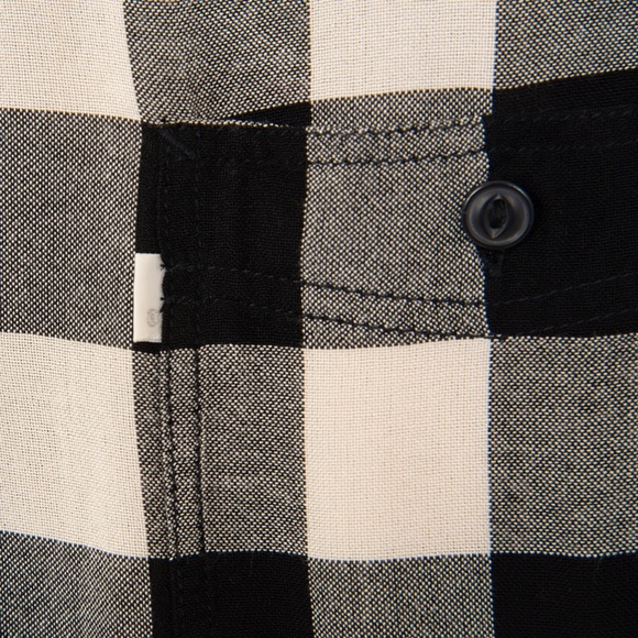 NWOT Levi’s Boyfriend Fit Long Sleeved Button Down Shirt - Picture 3 of 8